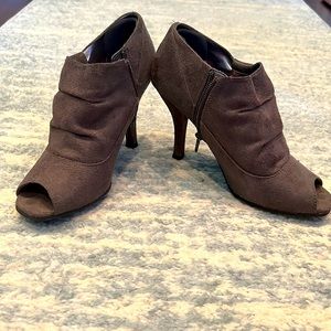 Mossimo Gray suede peep-toe zipper booty-heels